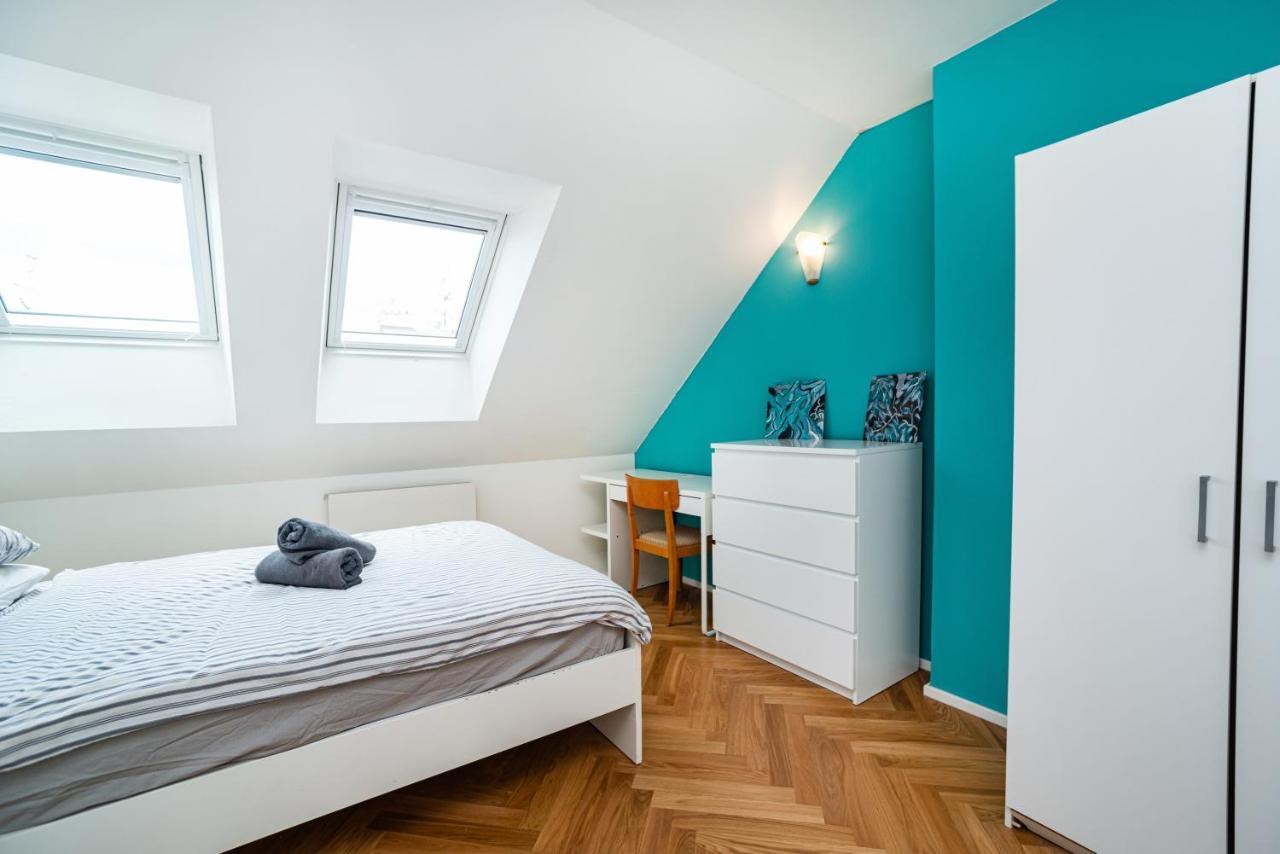 Central, Spacious, Modern 5 Bedrm Duplex W/Balcony Prague Exterior photo