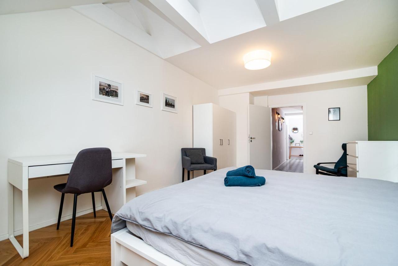 Central, Spacious, Modern 5 Bedrm Duplex W/Balcony Prague Exterior photo